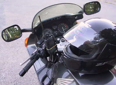 Yaesu VX-246 asennettuna 
Honda CBR 1000 Super Sporttiin. 
Varusteena kypärään asennettu headsetti.